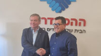 יצחק מויאל והשגריר קורנייצ'וק (צילום: ההסתדרות)