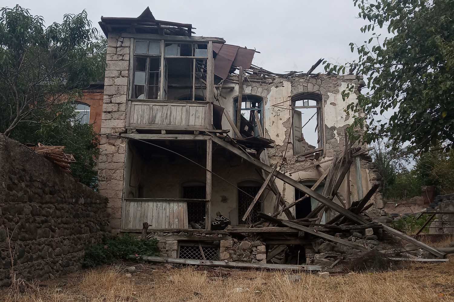 Un edificio distrutto da un attacco missilistico durante la guerra armeno-azera del 2020, nel villaggio di Istan nella Repubblica dell'Artsakh (Nagorno-Karabakh).  (Foto: Yaron Weiss)