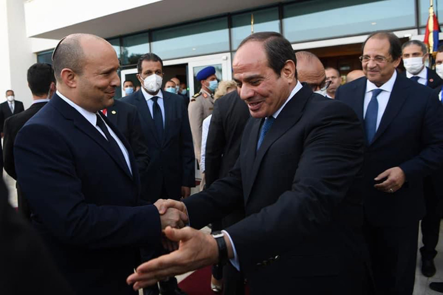 ראש הממשלה, נפתלי בנט, עם נשיא מצרים, עבד אל-פתאח א-סיסי, בפגישה בשארם א-שייח' (צילום: קובי גדעון/ לע&quot;מ)