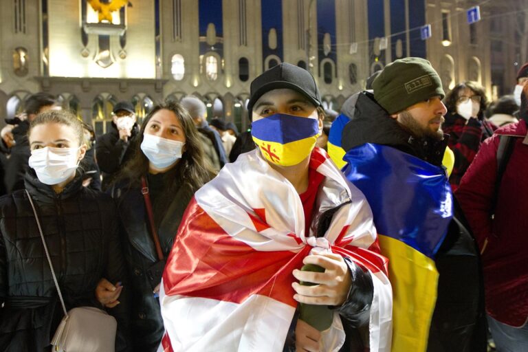 הפגנת תמיכה באוקראינה בטביליסי, גיאורגיה. המדינה הכי אנטי-רוסית מבין מדינות ברית המועצות לשעבר (צילום: AP Photo/Shakh Aivazov)