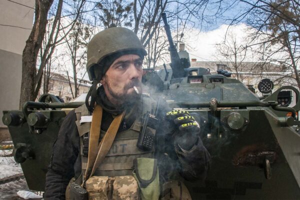 מתנדב בצבא אוקראינה בחרקיב (צילום: AP Photo/Andrew Marienko)