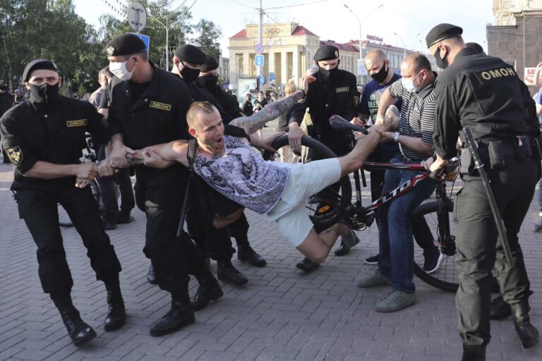 בלארוס 2020. מעצר משטרתי בהפגנה נגד הנשיא לוקשנקו. &quot;יצרנו אנימציות של אנשים שהולכים בטור בהפגנה, ואצל כל אחד מודגש איפה השוטרים פגעו בו&quot; (צילום: AP Photo)
