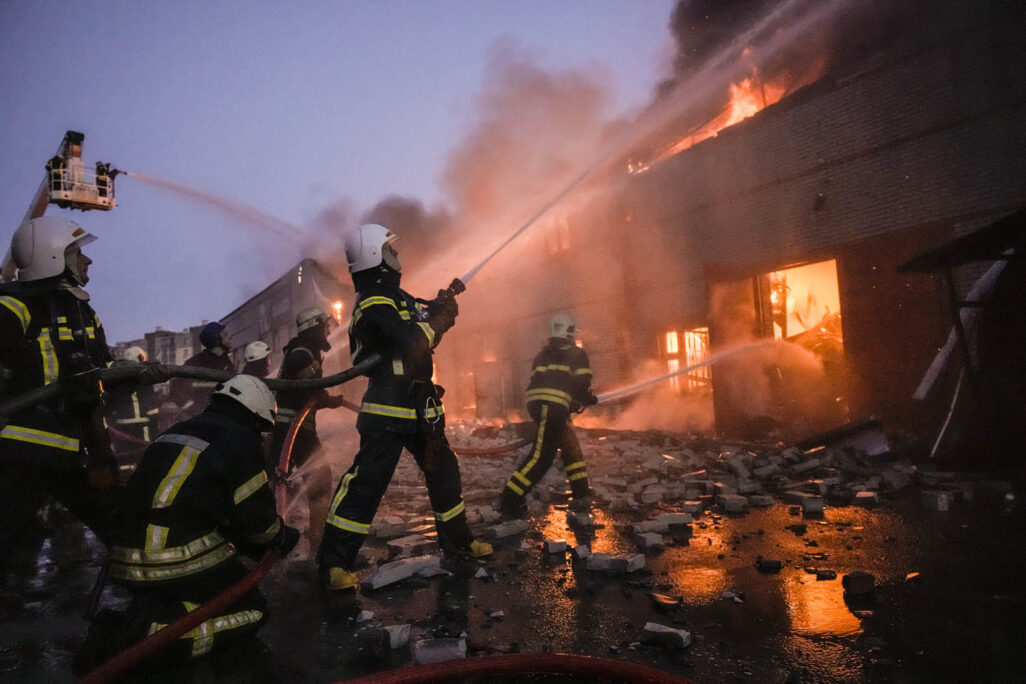 כבאים אוקראינים מכבים שריפה לאחר הפצצה (צילום: AP Photo/Vadim Ghirda)