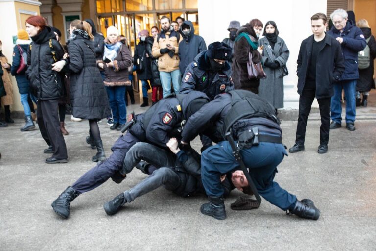 הפגנה בסנט פטרבורג. &quot;השוטרים המקומיים לא מאומנים. הם לא יודעים איך לעצור אנשים&quot; (צילום: דוד פרנקל)