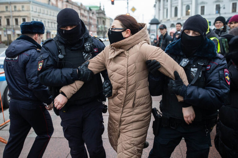 מעצר מפגינה בסנט פטרבורג. &quot;המדינה לא יכולה לסבול שום יוזמה אותנטית מהשטח&quot; (צילום: דוד פרנקל)