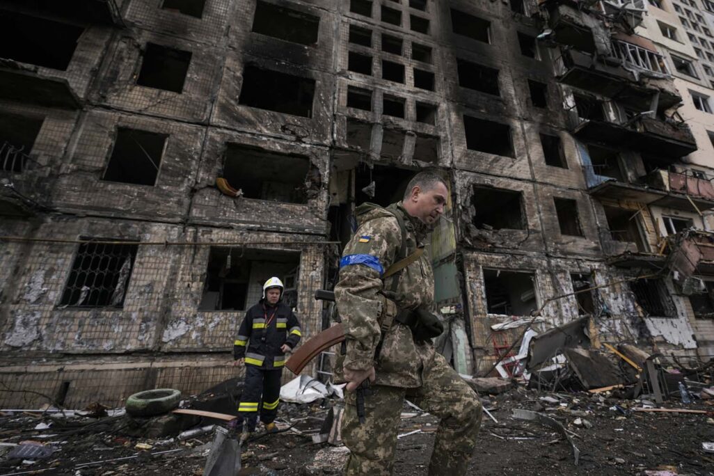 חיילים וכבאים אוקראינים מחפשים בבניין שנהרס לאחר פיגוע הפצצה בקייב (צילום: AP Photo/Vadim Ghirda, File)