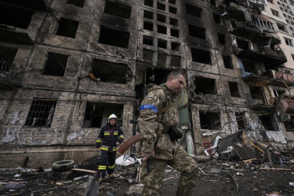 חיילים וכבאים אוקראינים מחפשים בבניין שנהרס לאחר פיגוע הפצצה בקייב (צילום: AP Photo/Vadim Ghirda, File)