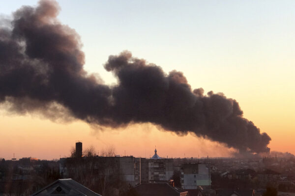 ענן עשן עולה לאחר פיצוץ באוקראינה (צילום ארכיון: AP Photo)