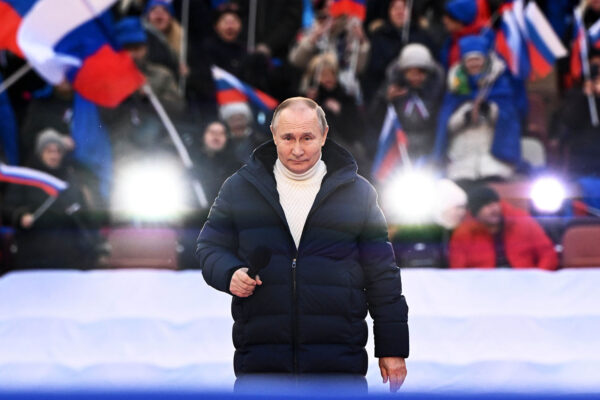 נשיא רוסיה ולדימיר פוטין באירוע יום השנה לשחרור חצי האי קרים באצטדיון "לוז'ניקי" במוסקבה (צילום: Sergei Guneyev/Sputnik Pool Photo via AP)