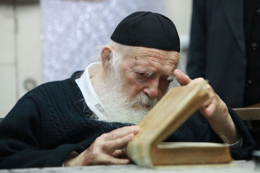 הרב חיים קנייבסקי בביתו בני ברק, 26 בדצמבר 2019 (צילום ארכיון: יעקב נחומי/פלאש90)