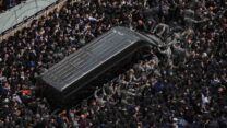 הלווית הרב חיים קנייבסקי בבני ברק (צילום: יונתן זינדל)