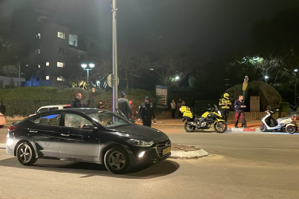 זירת הירי ברעננה (צילום: מד"א) זירת הירי ברעננה (צילום: מד"א)