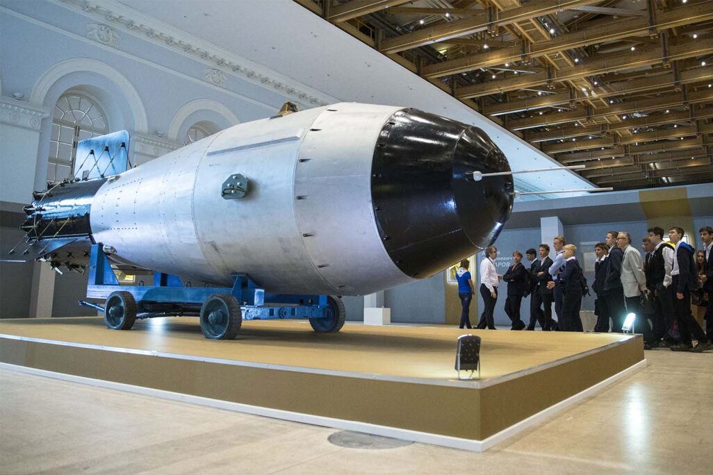 העתק של פצצת האטום הרוסית "הצאר" במוזיאון במוסקבה. (צילום: AP Photo/Pavel Golovkin)