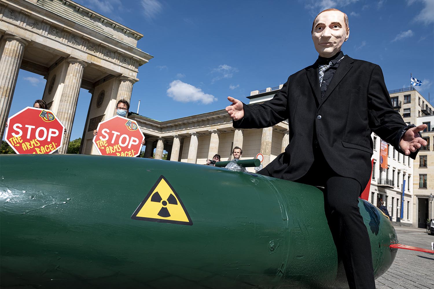 בובה של פוטין בהפגנה נגד נשק אטומי. ברלין, יולי 2020 (צילום: Fabian Sommer/picture alliance via Getty Images)