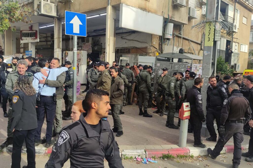שוטרים ברחוב בבני ברק  לקראת לווית הרב קניבסקי (צילום: ניצן צבי כהן)
