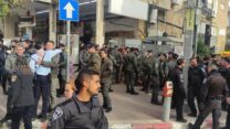 שוטרים ברחוב בבני ברק  לקראת לווית הרב קניבסקי (צילום: ניצן צבי כהן)