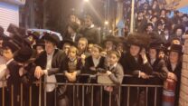 צעירים מחוץ לבית הרב קנייבסקי, ערב ההלוייה (צילום: ניצן צבי כהן)