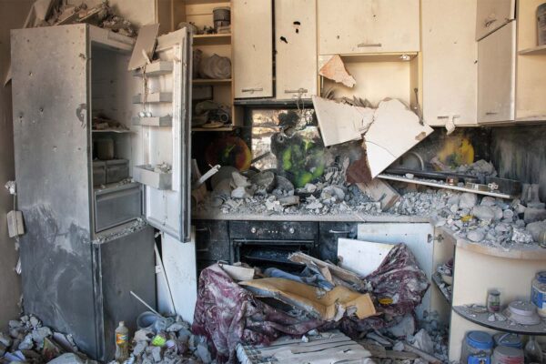 שרידי בית שהופצץ בחרקיב (צילום: AP Photo/Andrew Marienko)