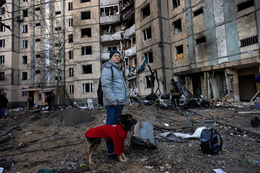 שרידי בניין מגורים שהופצץ בקייב (צילום: AP Photo/Rodrigo Abd)