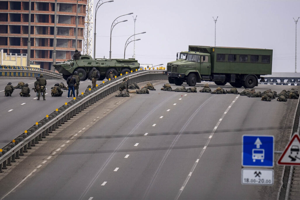 Ukrainian soldiers take position on a bridge inside the city of Kyiv, Ukraine, Friday, Feb. 25, 2022. (Photo: the AP/Emilio Morenatti)