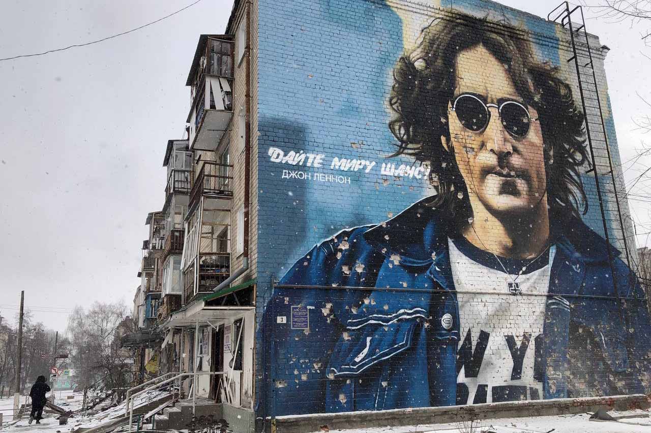 "תנו צ'אנס לשלום", ציור קיר על בניין שהופצץ באיזיום (צילום: אלבום פרטי)