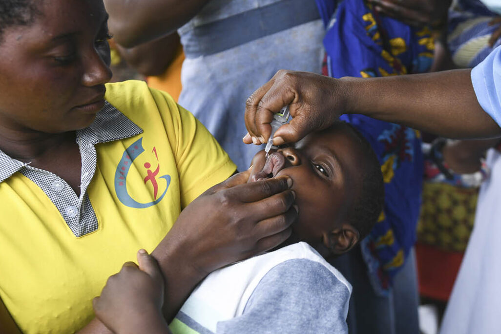 ילד מקבל חיסון נגד פוליו בלילונגווה בירת מלאווי (צילום: AP Photo/Thoko Chikondi)