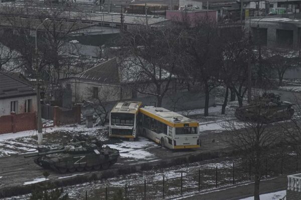 אוטובוסים אוקראיניים חוסמים טנקים רוסיים בעיר מריופול (צילום: AP Photo/Evgeniy Maloletka, File)
