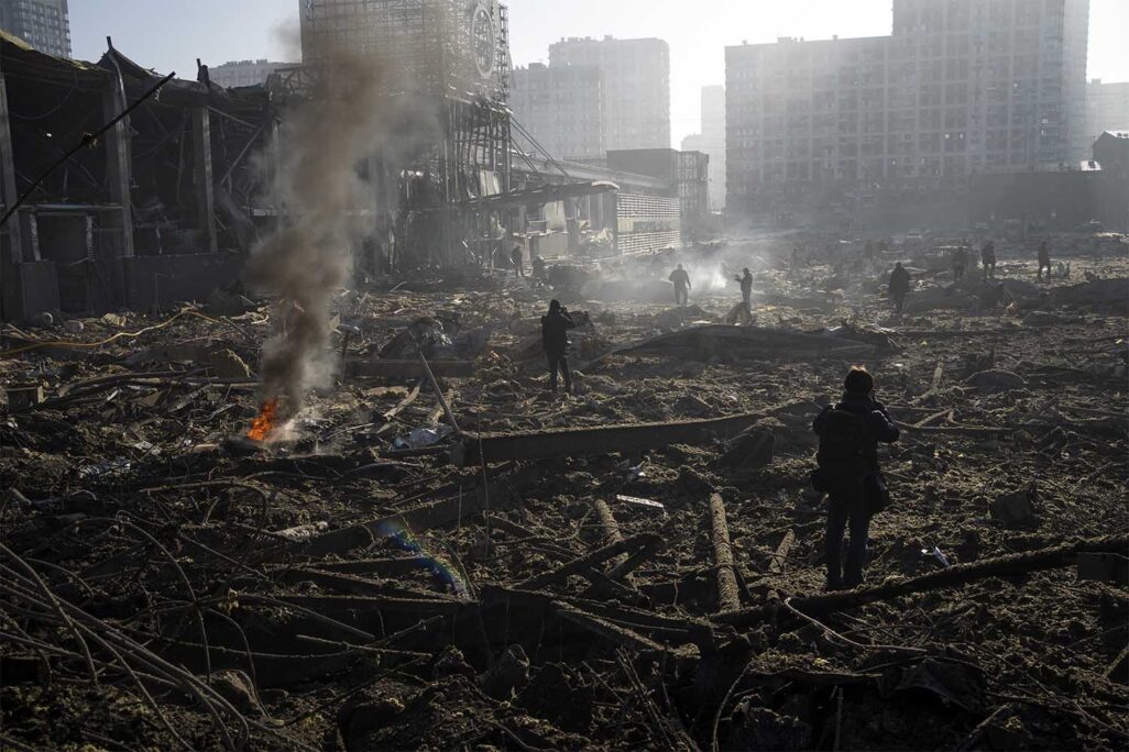 הריסות בניין בקייב מהפצצות צבא רוסיה (צילום: AP Photo/Rodrigo Abd)