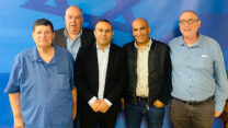 מנהיגי החקלאות עם מזכיר הממשלה, שלום שלמה. מימין לשמאל: יעקב בכר, יו"ר הארגונים הכלכליים הקיבוציים, עמית יפרח, יו"ר התאחדות חקלאי ישראל ומזכ"ל תנועת המושבים  מזכיר הממשלה, שלום שלמה, דובי אמיתי, יו"ר התאחדות האיכרים והמגזר העסקי וניר מאיר, מזכ"ל התנועה הקיבוצית (צילום: יח"צ)