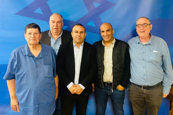 מנהיגי החקלאות עם מזכיר הממשלה, שלום שלמה. מימין לשמאל: יעקב בכר, יו"ר הארגונים הכלכליים הקיבוציים, עמית יפרח, יו"ר התאחדות חקלאי ישראל ומזכ"ל תנועת המושבים  מזכיר הממשלה, שלום שלמה, דובי אמיתי, יו"ר התאחדות האיכרים והמגזר העסקי וניר מאיר, מזכ"ל התנועה הקיבוצית (צילום: יח"צ)