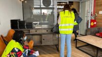 עובדת סוציאלית בבאר שבע אחרי הפיגוע. מנסים לשכנע את התושבים לפנות למוקד, לסיוע ותמיכה (צילום: אורן דגן)
