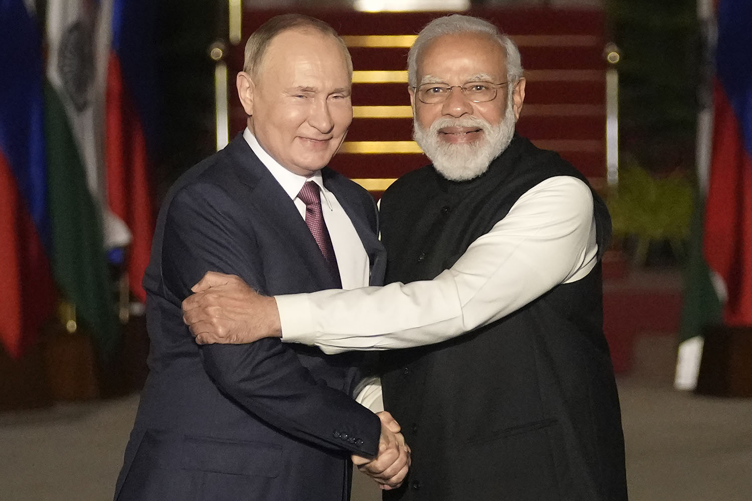 ולדימיר פוטין, נשיא רוסיה, ונרנדרה מודי, ראש ממשלת הודו, ב-2021. "מודי מנסה לרצות את שני הצדדים" (צילום: AP Photo/Manish Swarup, File)