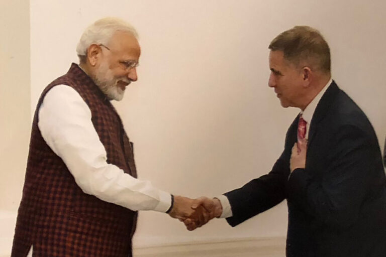 השגריר כרמון עם ראש הממשלה מודי. &quot;קשר ייחודי בין שתי דמוקרטיות, שונות אך משלימות זו את זו&quot; (צילום: אלבום פרטי)