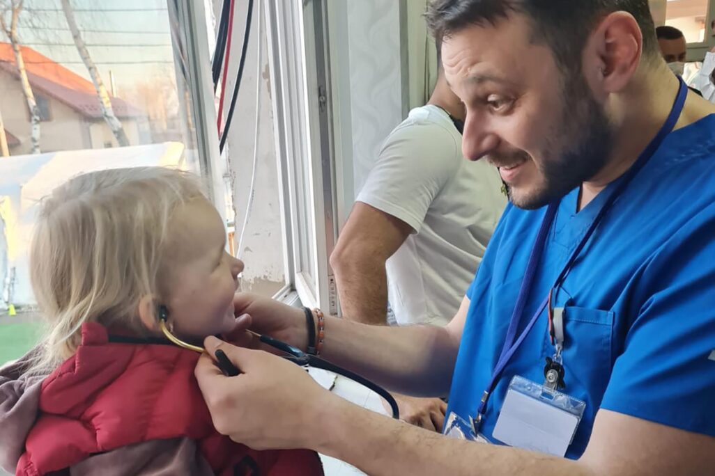 איש צוות ישראלי בבית חולים שדה 'כוכב מאיר' שהקים משרד הבריאות סמוך לגבולה המזרחי של אוקראינה (צילום: דוברות שיבא)