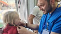 איש צוות ישראלי בבית חולים שדה 'כוכב מאיר' שהקים משרד הבריאות סמוך לגבולה המזרחי של אוקראינה (צילום: דוברות שיבא)