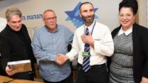 ארתור חיימוב, נהג האוטובוס שניטרל את המחבל בבאר שבע, מקבל אות הוקרה מיו״ר ההסתדרות (צילום: דוברות ההסתדרות)