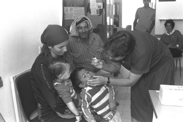חיסון פוליו בטיפת חלב בירושלים (צילום ארכיון: מגי איילון/לע"מ)