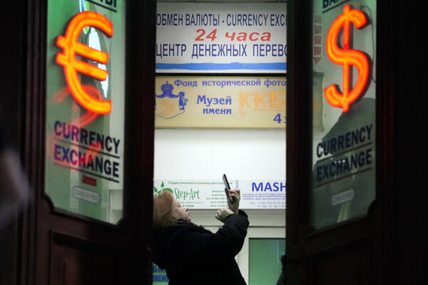 אישה במשרד להמרת מטבע בסנט פטרסבורג, רוסיה (צילום: AP Photo/File)