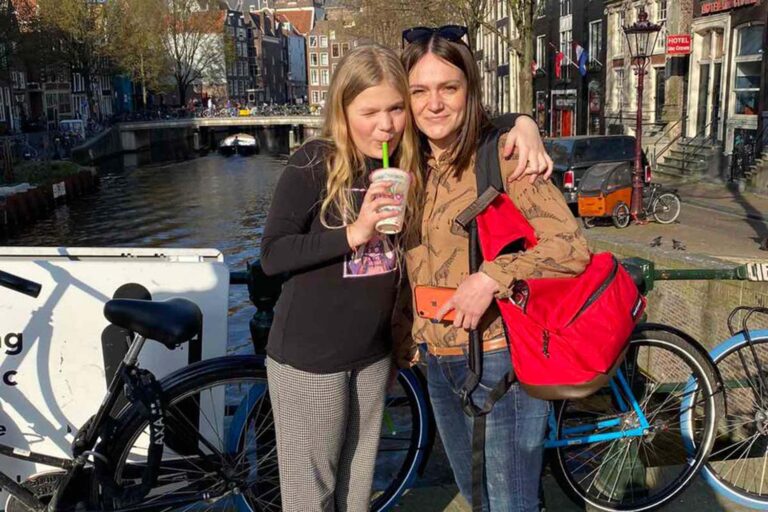 דיאנה פארפנוק ובתה אילריה ברחו מקייב לאמסטרדם, הולנד. &quot;אני מסתובבת ברחובות והכל זר לי. לא ביקשתי להגיע לפה, זה לא הבית שלי&quot; (צילום: אלבום פרטי)