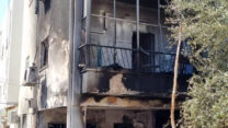 שריפה בבניין מגורים בנתניה (צילום: דוברות כבאות והצלה)