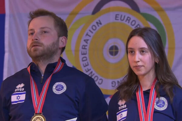 הקלעים סרגיי ריכטר וטל אנגלר זוכים במדליית הזהב באליפות אירופה (צילום: התאחדות הקליעה הישראלית)