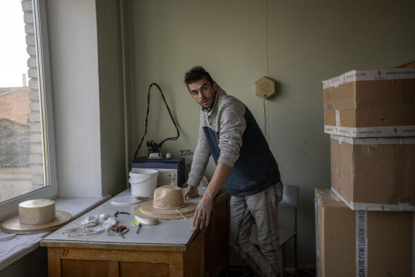 ארטיום גורלוב במהלך העבודה על אחד הכובעים בבית הספר המשמש את החברה בלביב (צילום: נרמיאן אל-מופתי/AP)