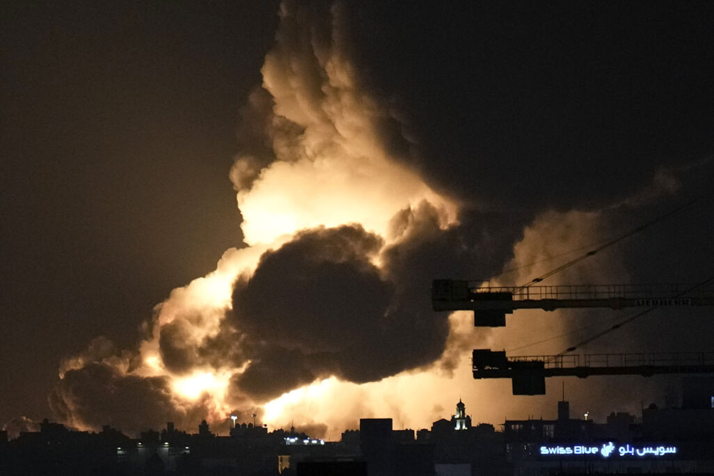 עשן עולה מעל העיר ג'ידה בערב הסעודית לאחר מתקפה של החות'ים על מתקני נפט במקום, 26 במרץ 2022  (צילום: AP Photo/Hassan Ammar)