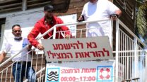מצילים בחוף בכנרת. למצולמים אין קשר לכתבה. ״עלות ההסכם עם הקבלנים מוערכת במיליוני שקלים בשנה. העסקה ישירה של המצילים היא זולה יותר ותנאי עבודתם ושכרם לא ייפגעו אלא אף ייטיבו עמם״ (צילום ארכיון: מיכאל גלעדי/פלאש 90)