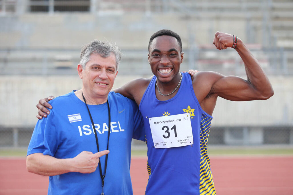 בלסינג אפריפה עם מאמנו יגאל בלון (צילום ארכיון: איגוד האתלטיקה בישראל)