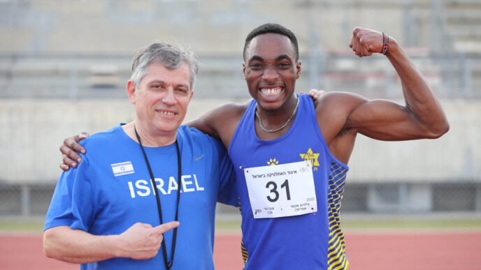 בלסינג אפריפה חוגג את השיא הישראלי בריצת 200 מטר (צילום: איגוד האתלטיקה בישראל)