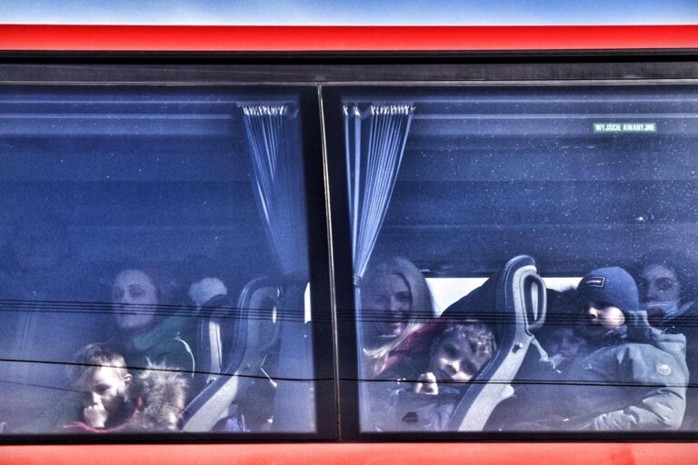 נוסעים באוטובוס לפולין (צילום: דן לזר)