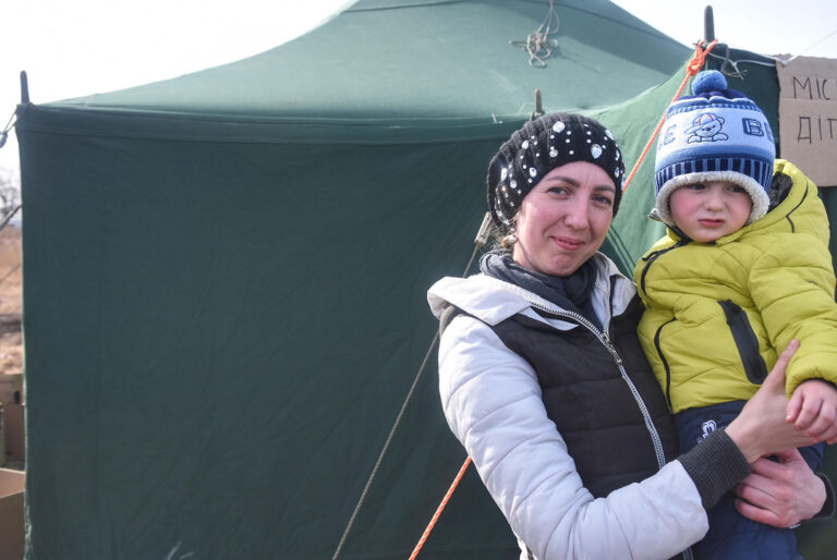 אם ובנה. המשפחות צועדות בקור האוקראיני, לעתים בשלג (צילום: דן לזר)