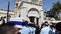 שוטרים נושאים את ארונו של השוטר רס"מ אמיר חורי, שנהרג בפיגוע בבני ברק, אל כנסיית הבשורה בנצרת לפני הלווייתו (צילום: אוריאל לוי)