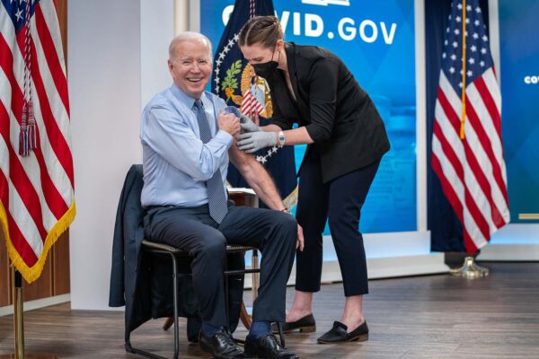 נשיא ארה"ב ג'ו ביידן מקבל את החיסון הרביעי (צילום: reuters)